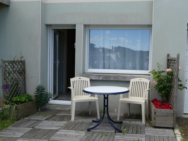 Devant l’entrée privative de la chambre, une terrasse privative avec une table et deux fauteuils.